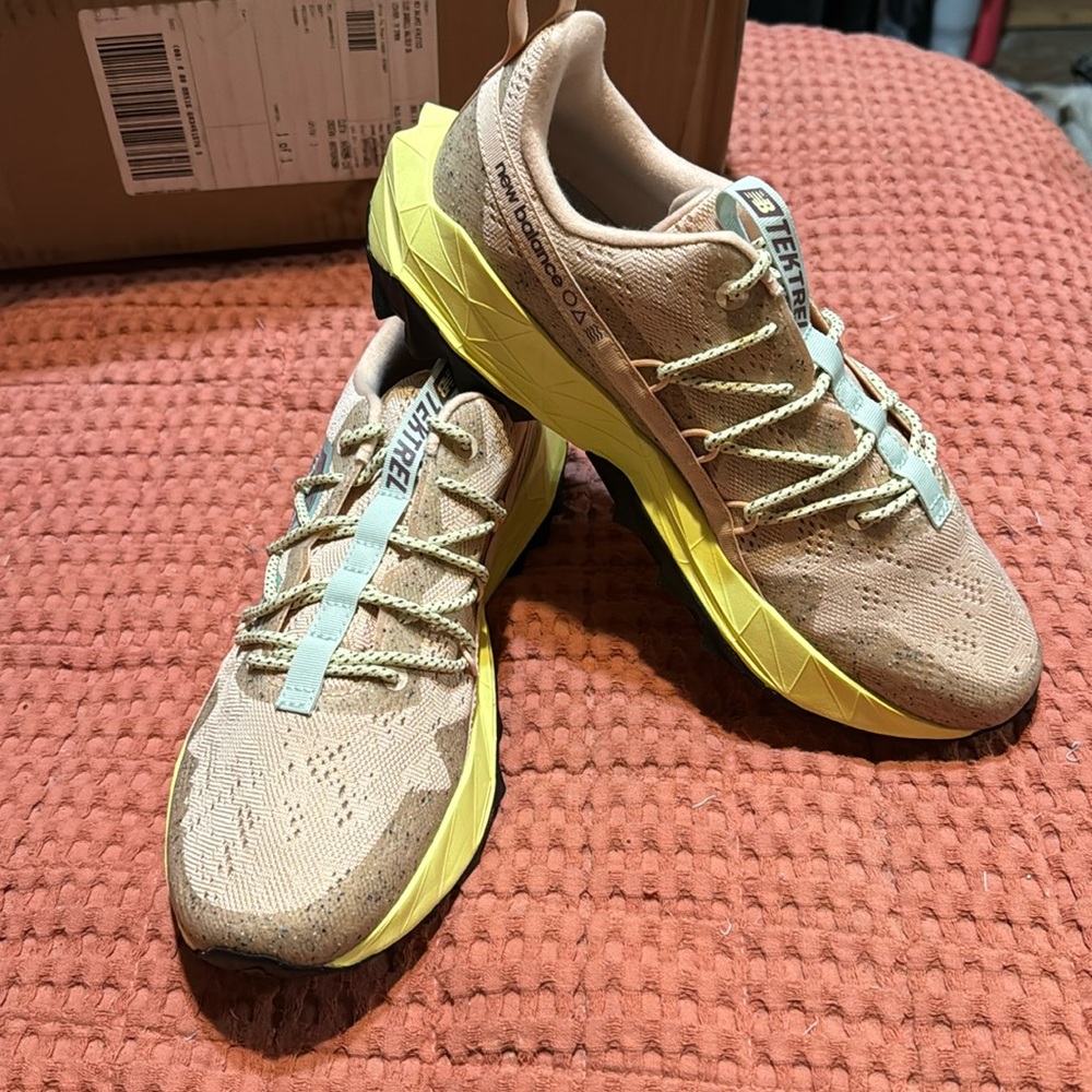 Women’s New Balance Textrel Trail Running Size 10 1/2